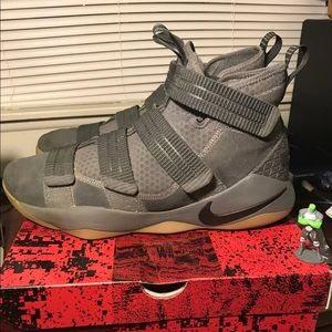 LeBron James XI Soldier size 13 excellent